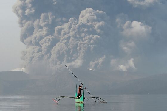 Thousands of Filipinos Flee as Volcanic Fallout Hits Manila
