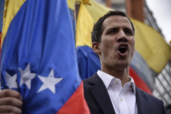 Venezuela Military Brass Pledges Loyalty to Maduro, Decries Coup