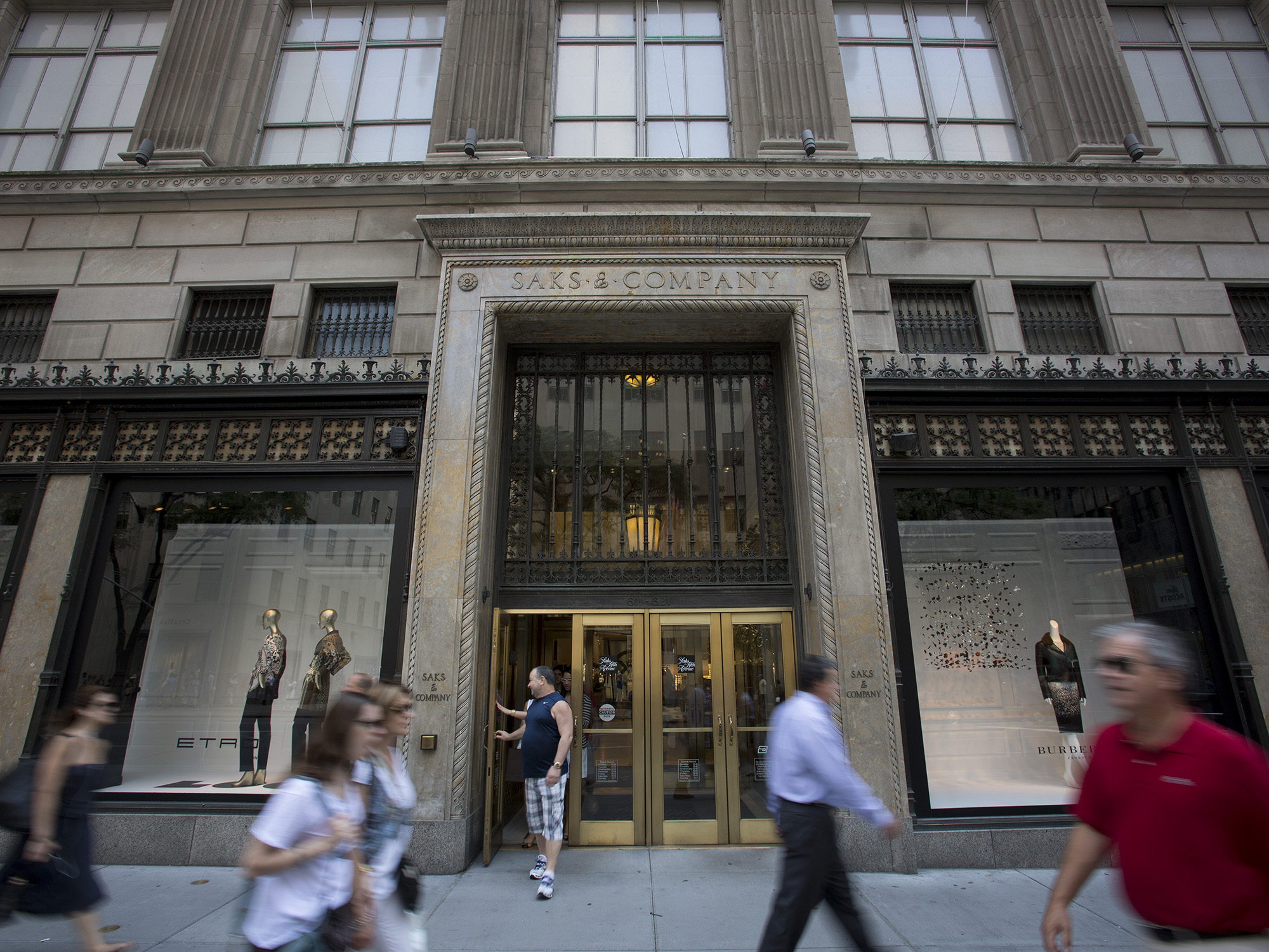 Saks Fifth Avenue Pushes Back Against Cartier on Store Redesign - Bloomberg