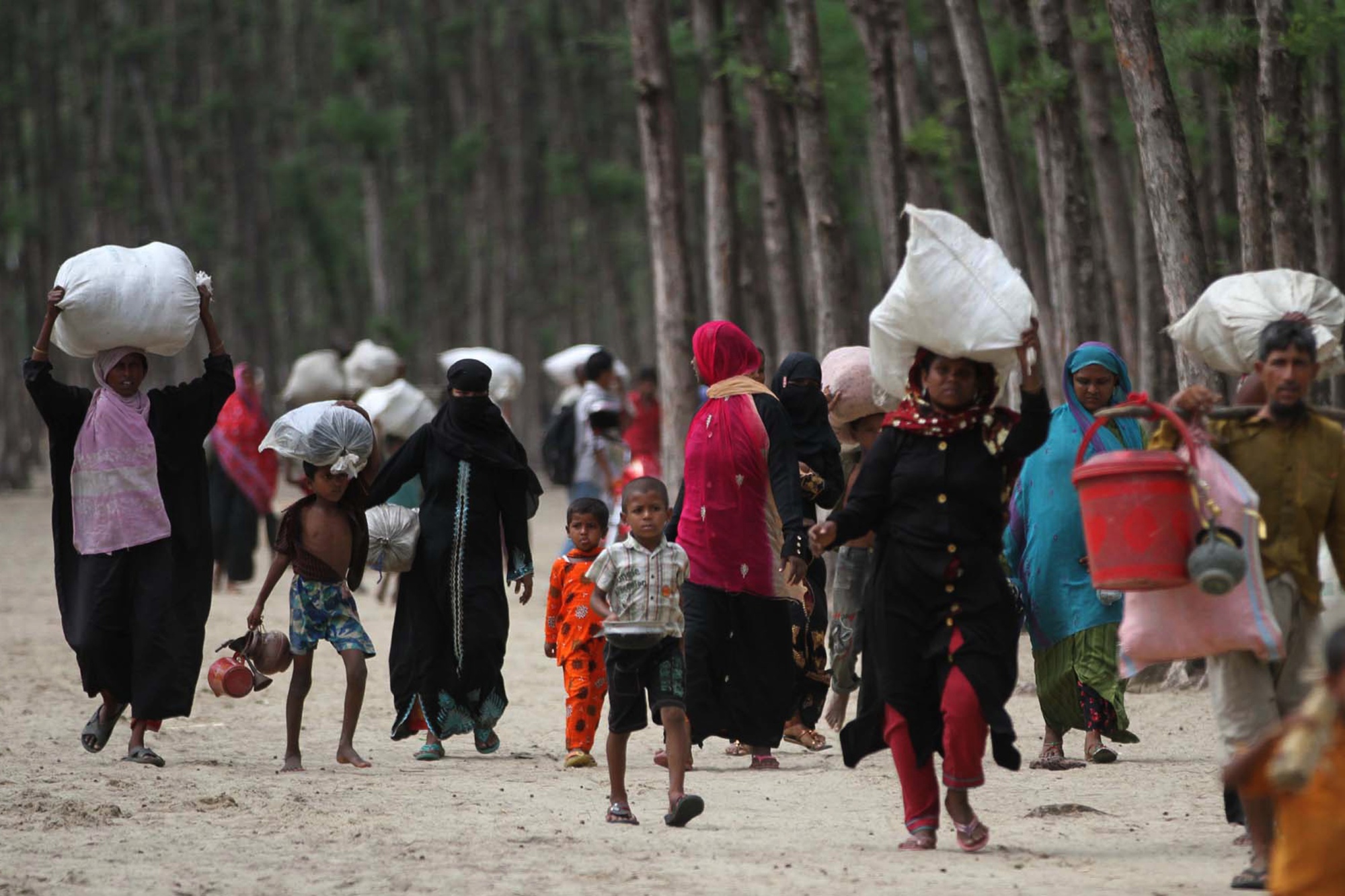 Bangladeshi evacuees head towards shelters