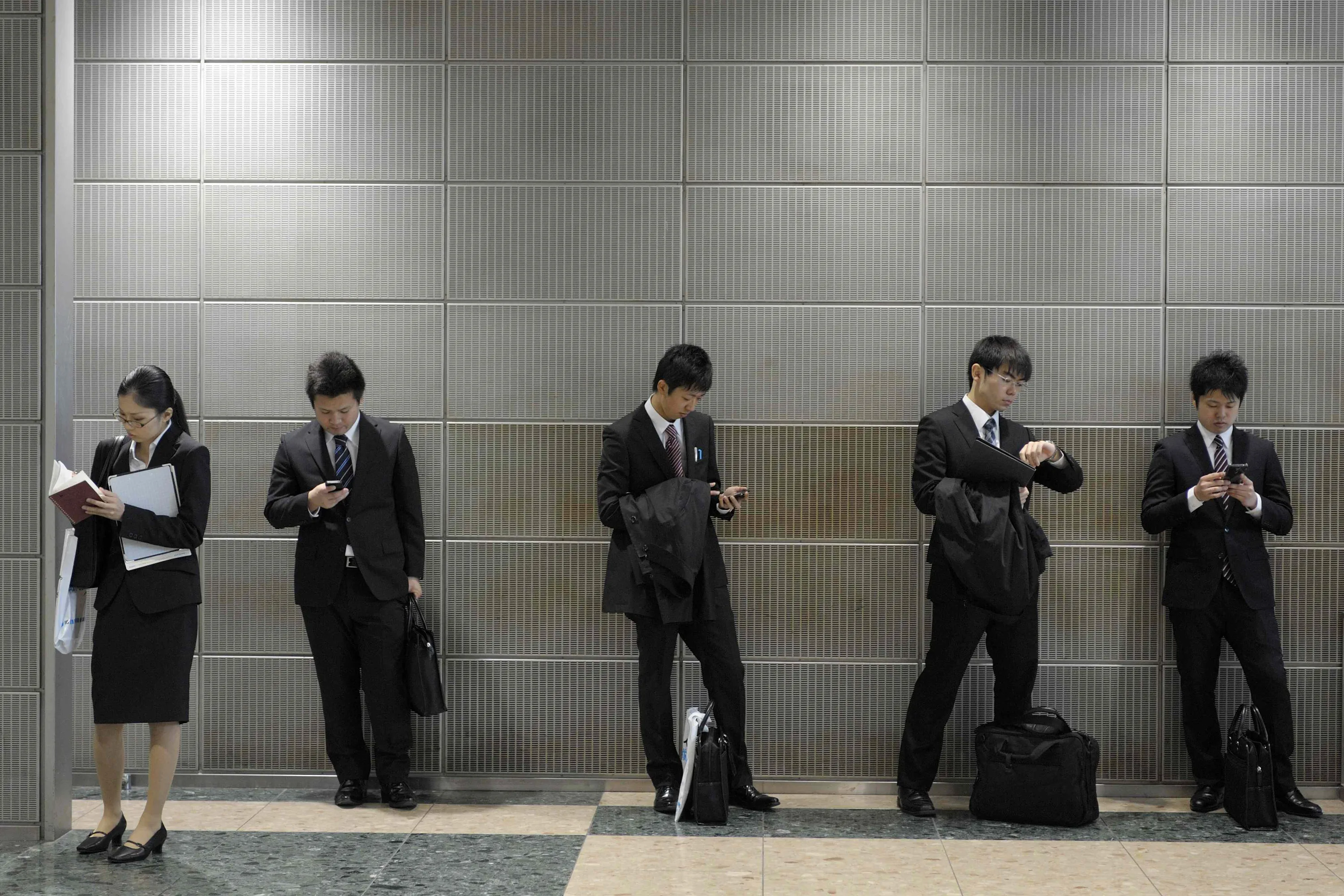 就職説明会に参加する大学生　
