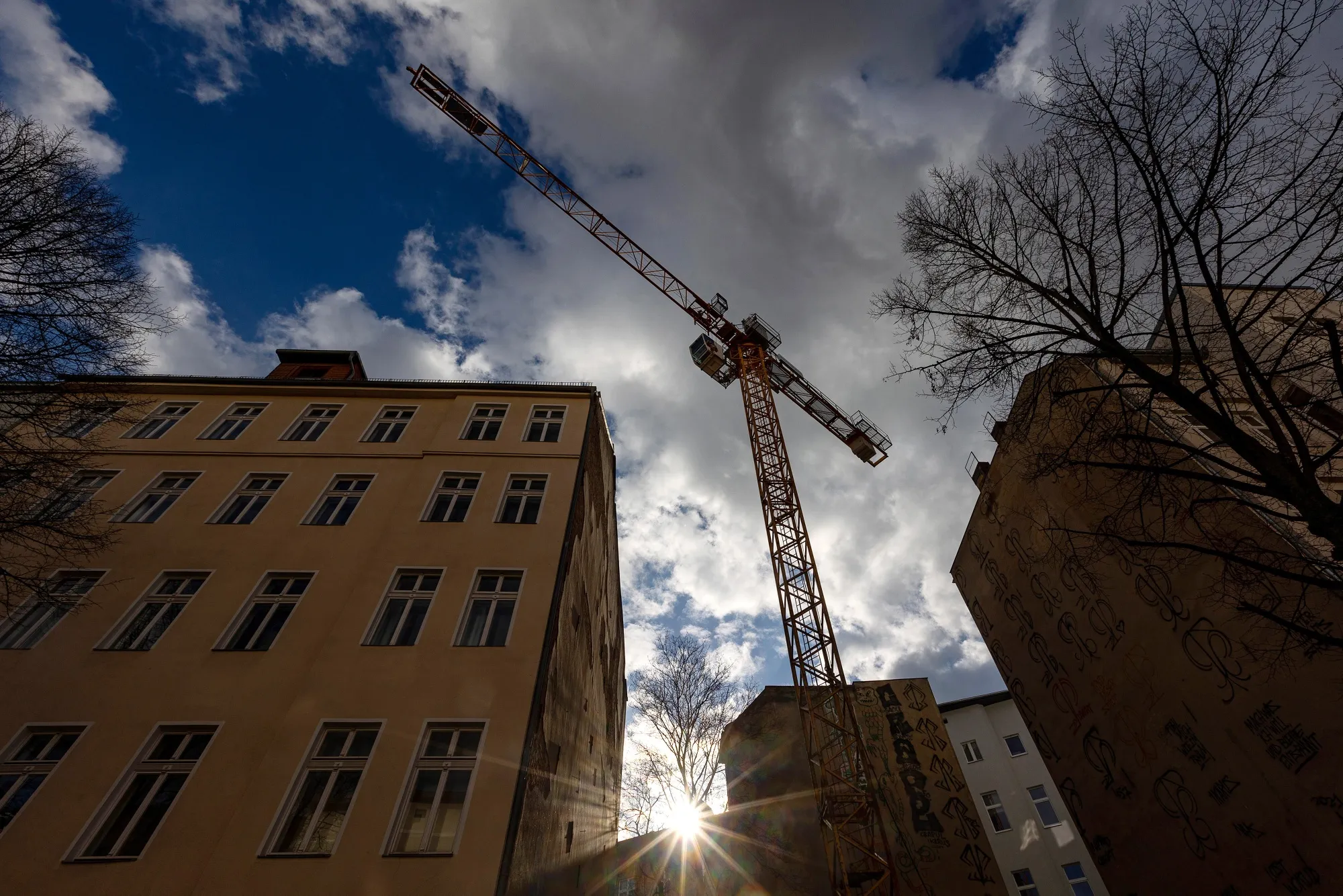 A tower crane next to apartment blocks in the Kreuzberg district in Berlin.