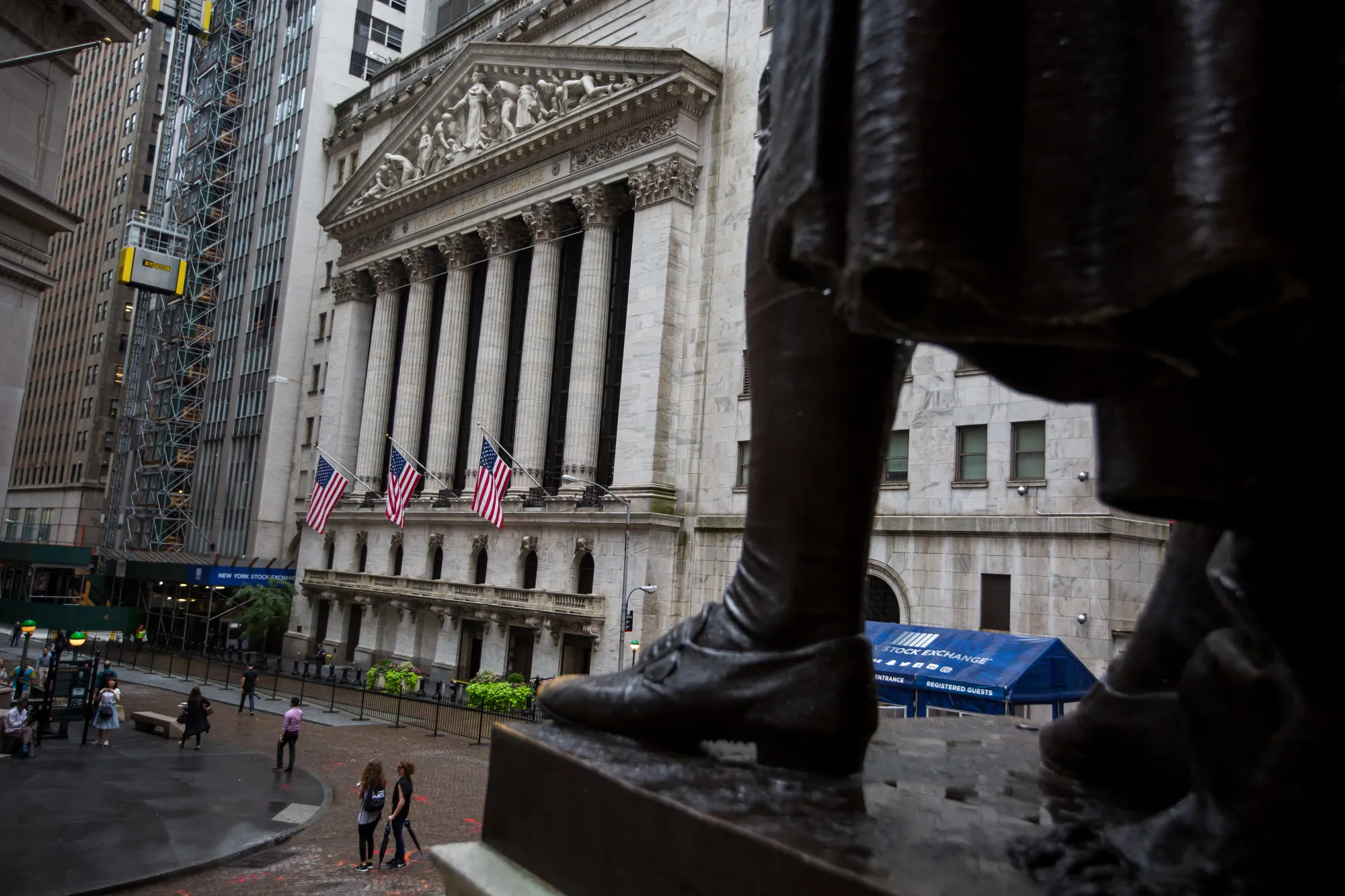 A statue of George Washington stands across from the New York Stock Exchange (NYSE) in New York, U.S., on Friday, Aug. 18, 2017. Stocks were mixed and the S&P 500 Index turned higher as investors digested the political upheaval in the U.S. and the latest terrorist attack in Europe.