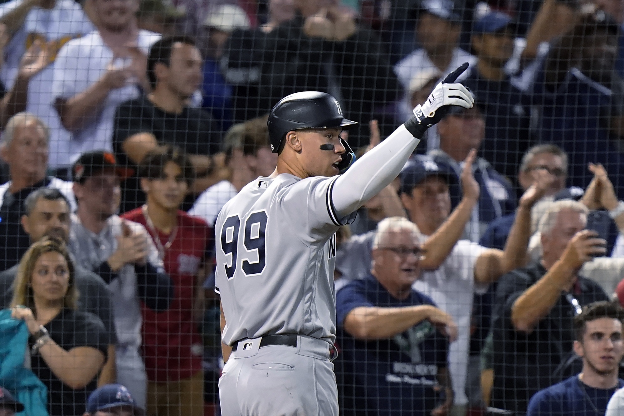 Judge Homers Twice to Reach 57, Yanks Beat Sox 7-6 in 10 - Bloomberg
