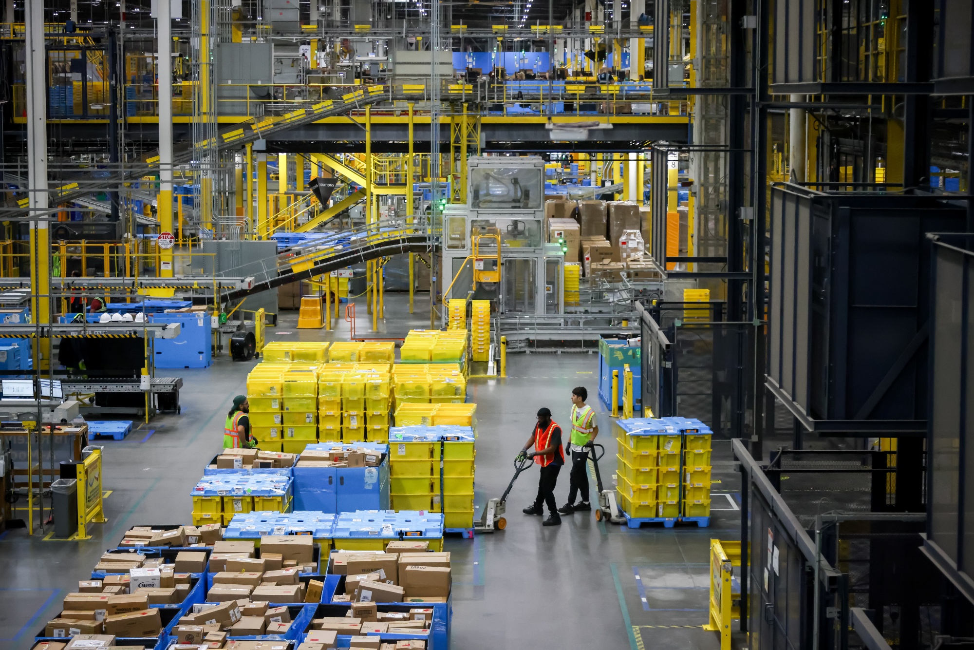 Image associated with story "Amazon to Hire Over 300,000 in Holiday Season, Up 20% From 2025"