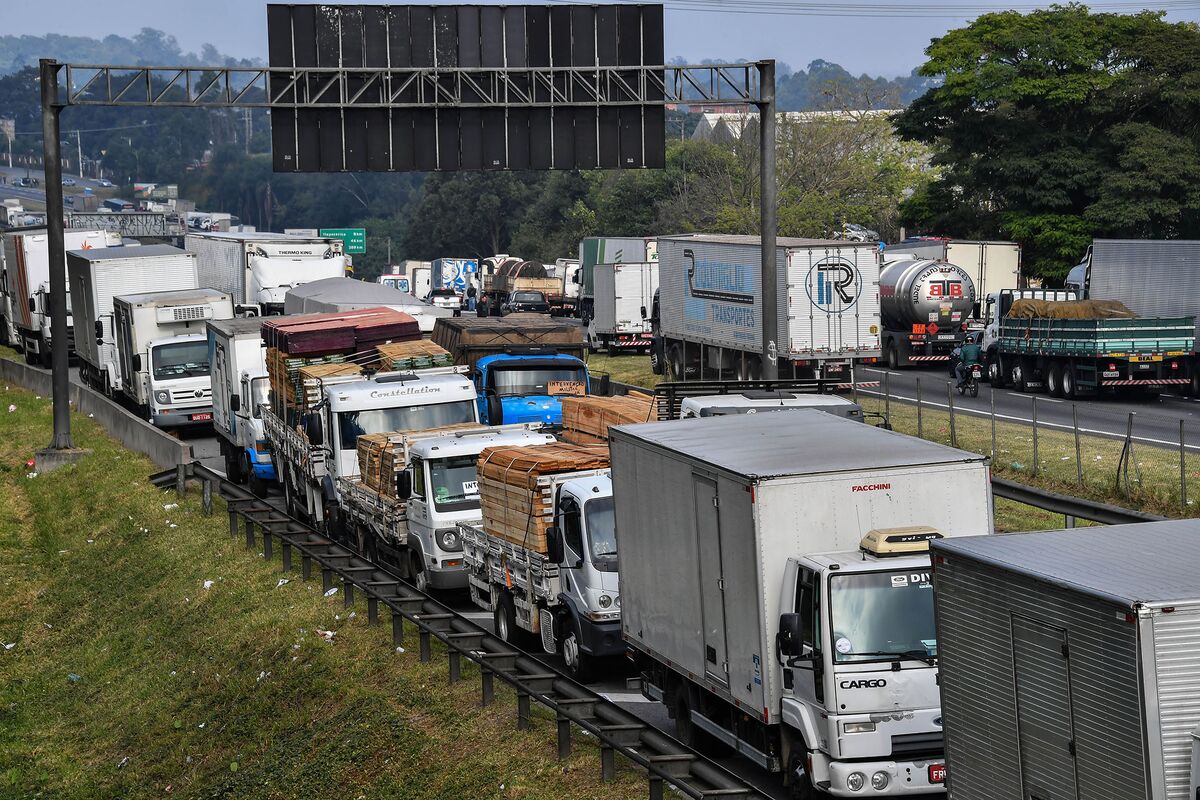 Brazil Trucker Strike Eases As Oil Union Threatens Walkout - Bloomberg