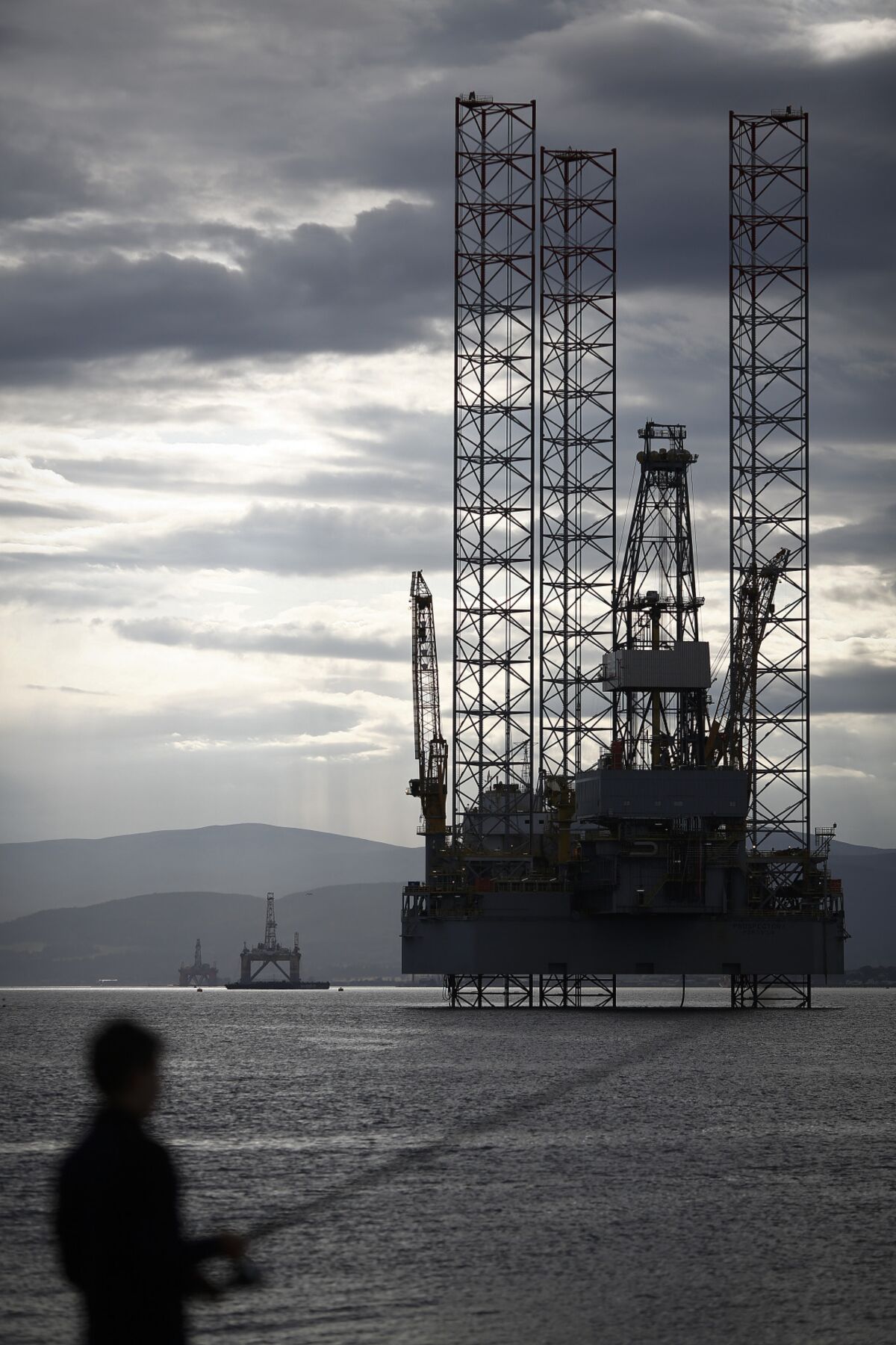Offshore Oil-Rig Pipe Plunges to Sea Floor in North Atlantic - Bloomberg