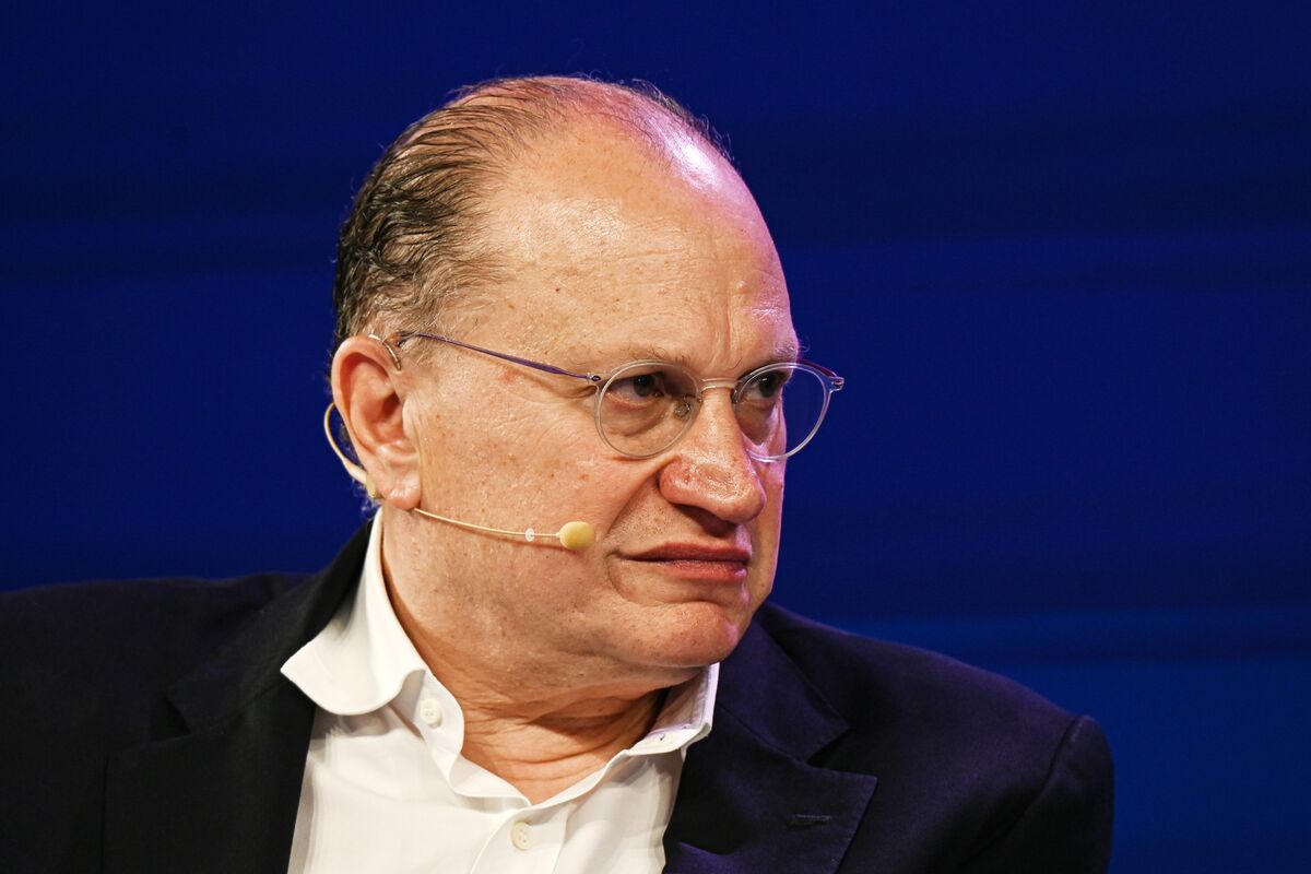 Ex-HSBC Chair Tucker Emerges as Kingmaker at Hong Kong Insurer