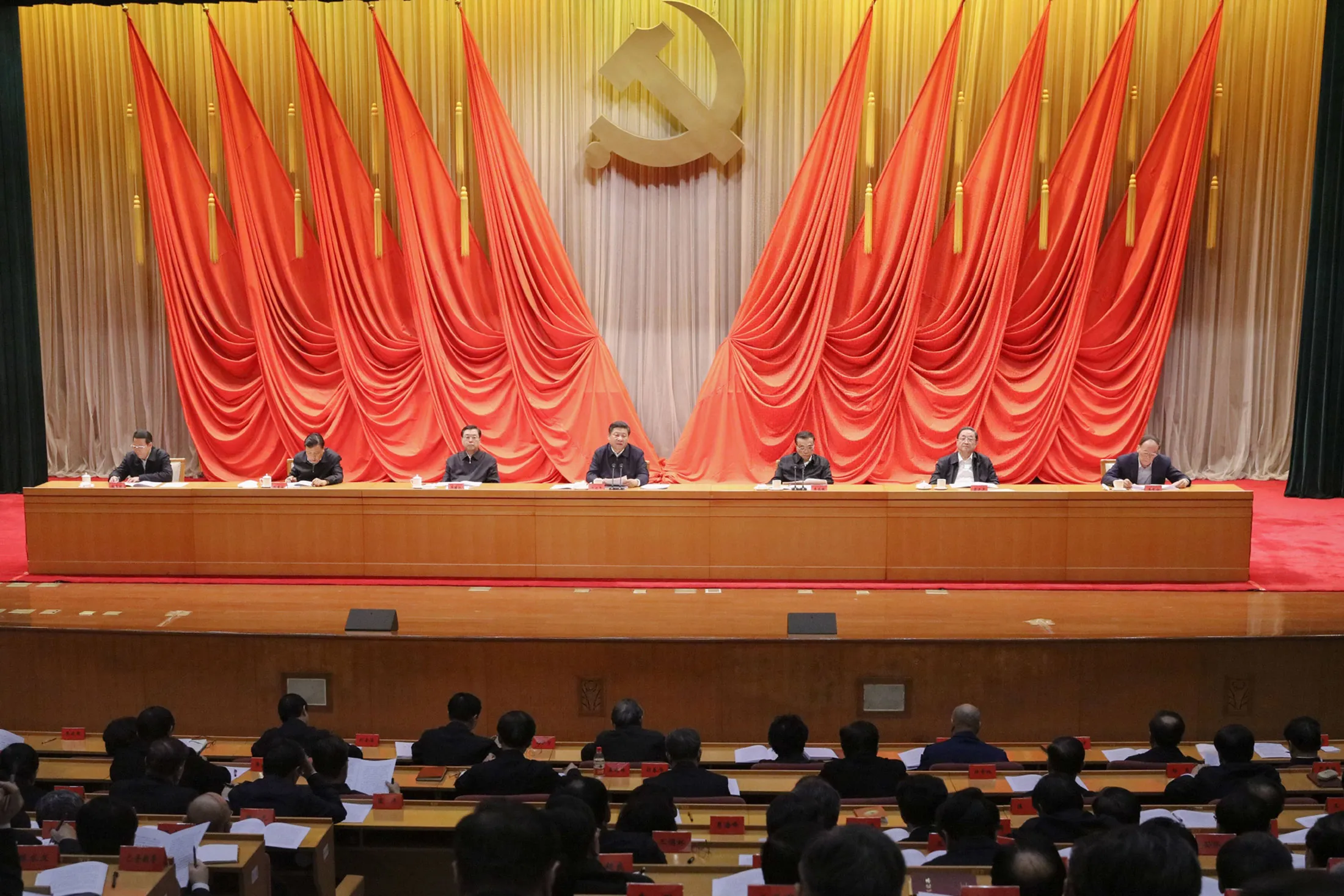 Top leaders Xi Jinping, Li Keqiang, Zhang Dejiang, Yu Zhengsheng, Liu Yunshan, Wang Qishan, Zhang Gaoli are present at a symposium attended by ministers and provincial officials in Beijing, capital of China, Jan. 18, 2016. (Xinhua/Liu Weibing)
