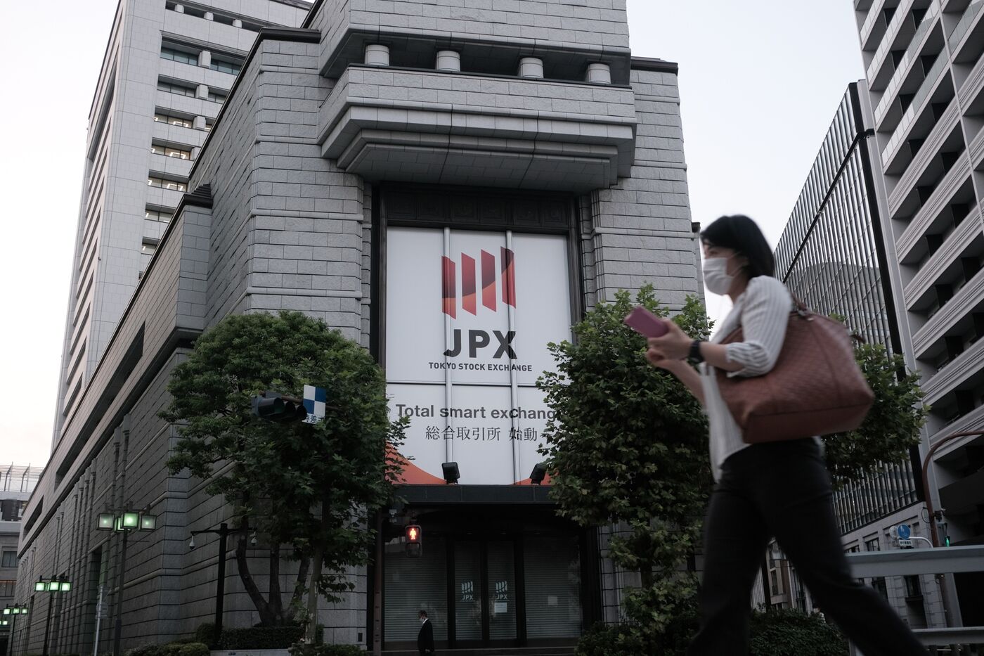 Tokyo Stock Exchange Halts Trading for Entire Day Due To Outage