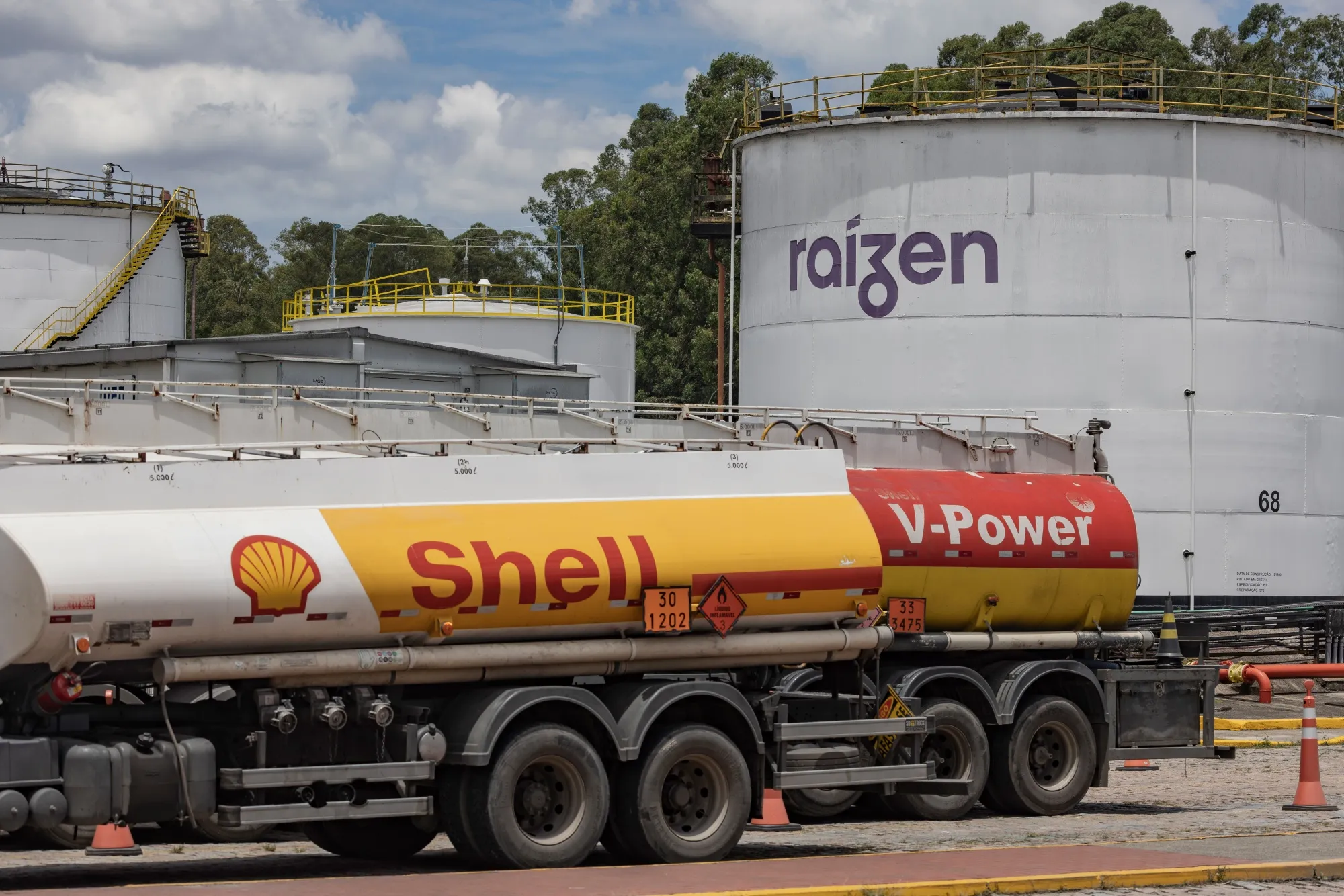 Um caminhão da Shell se prepara para abastecer no centro de distribuição da Raízen, em São Paulo, em fevereiro de 2026.