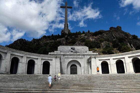 Spain Exhumes Dictator Franco With Civil War Looming Over Vote
