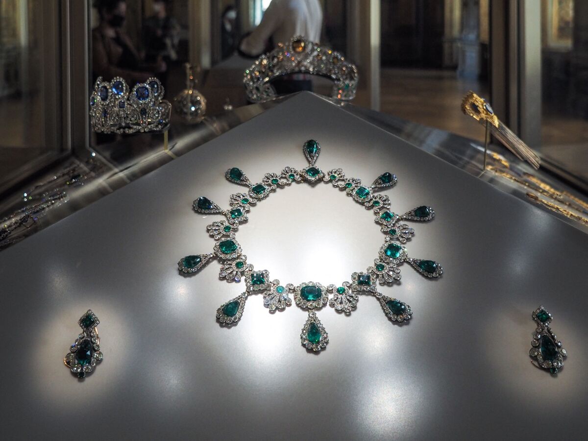 ルーブル美術館の宝飾品強奪、日曜狙ったわずか7分の犯行－DNAの痕跡