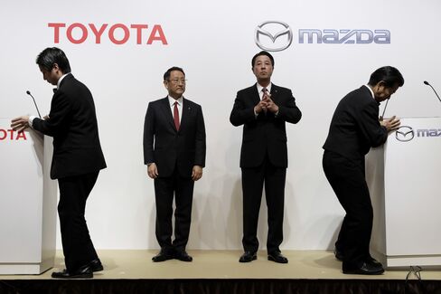 今月4日、会見に臨む豊田社長と小飼社長