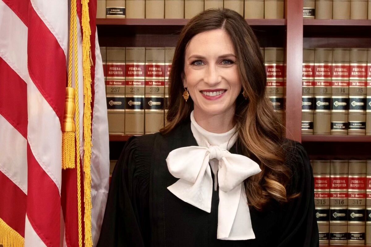 Парик юриста. Злой судья с молотком. Американский судья на аву. Белый парик судьи. Британский судья.