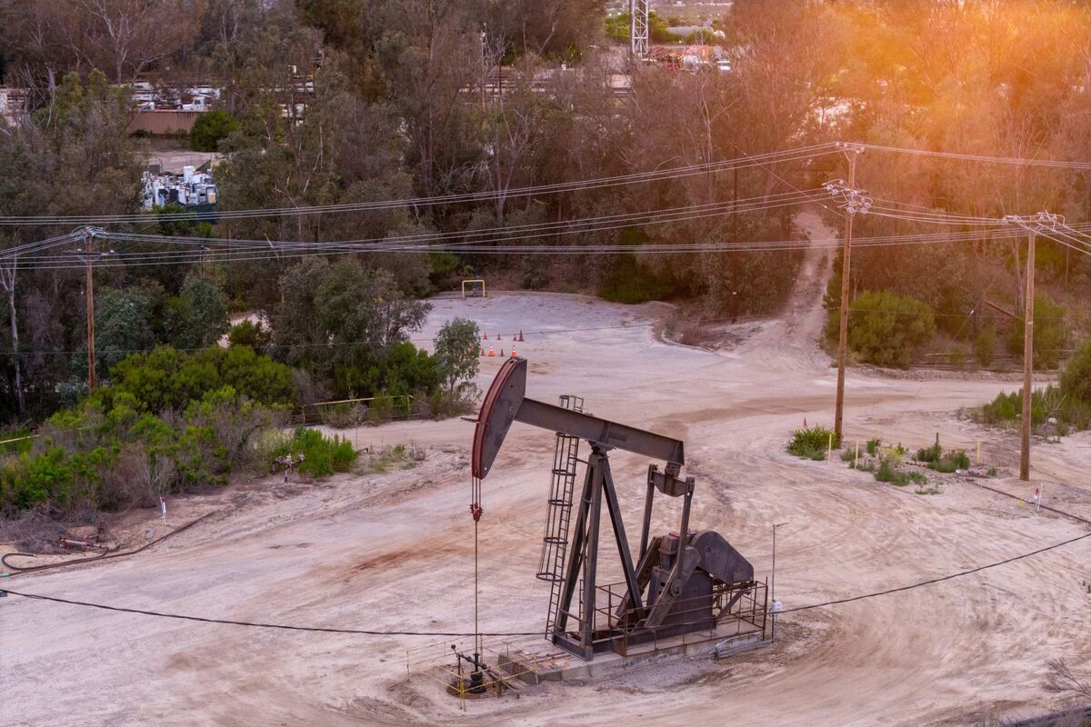 bloomberg.com - Kanoko Matsuyama - Oil Edges Lower as Traders Weigh Hormuz Talks, Russia Risk