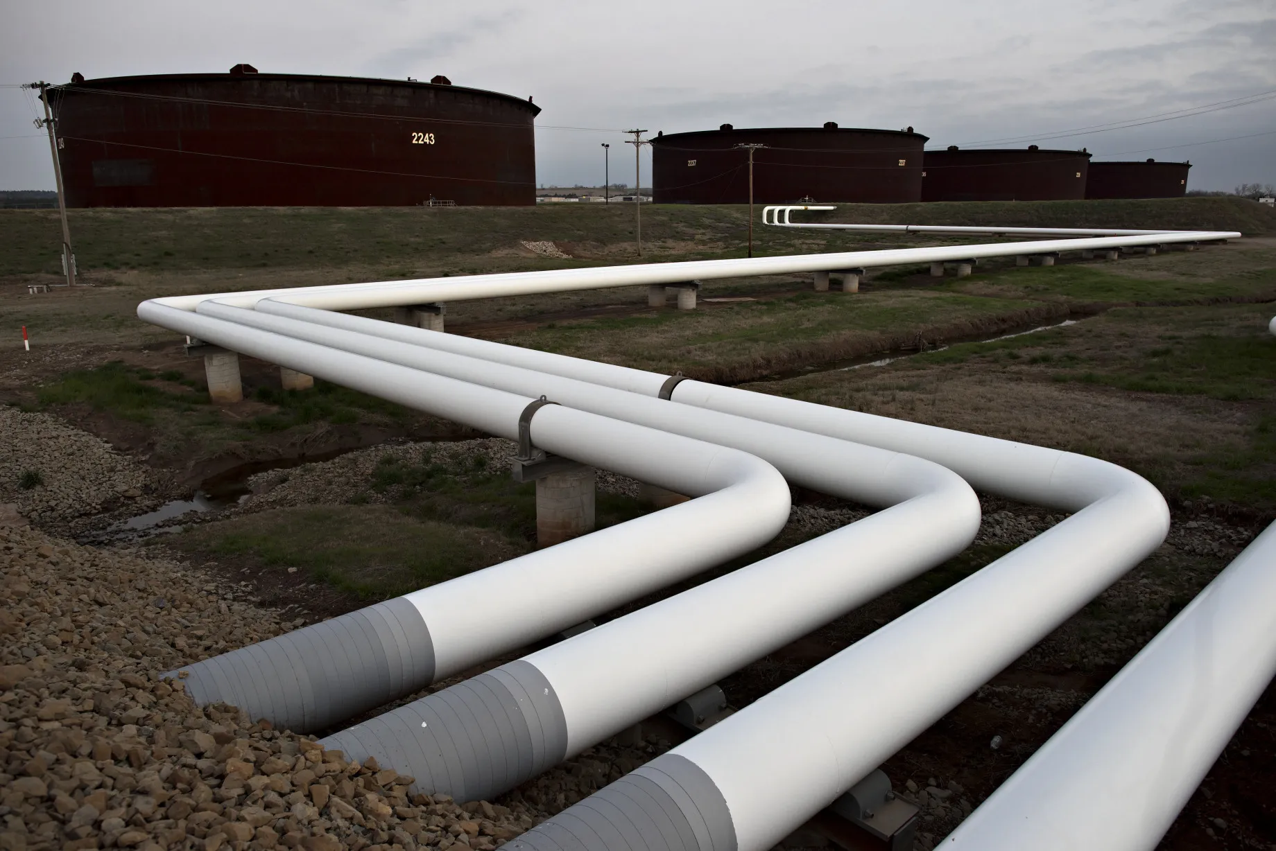 Pipelines run toward oil storage tanks&nbsp;in Cushing, Oklahoma.