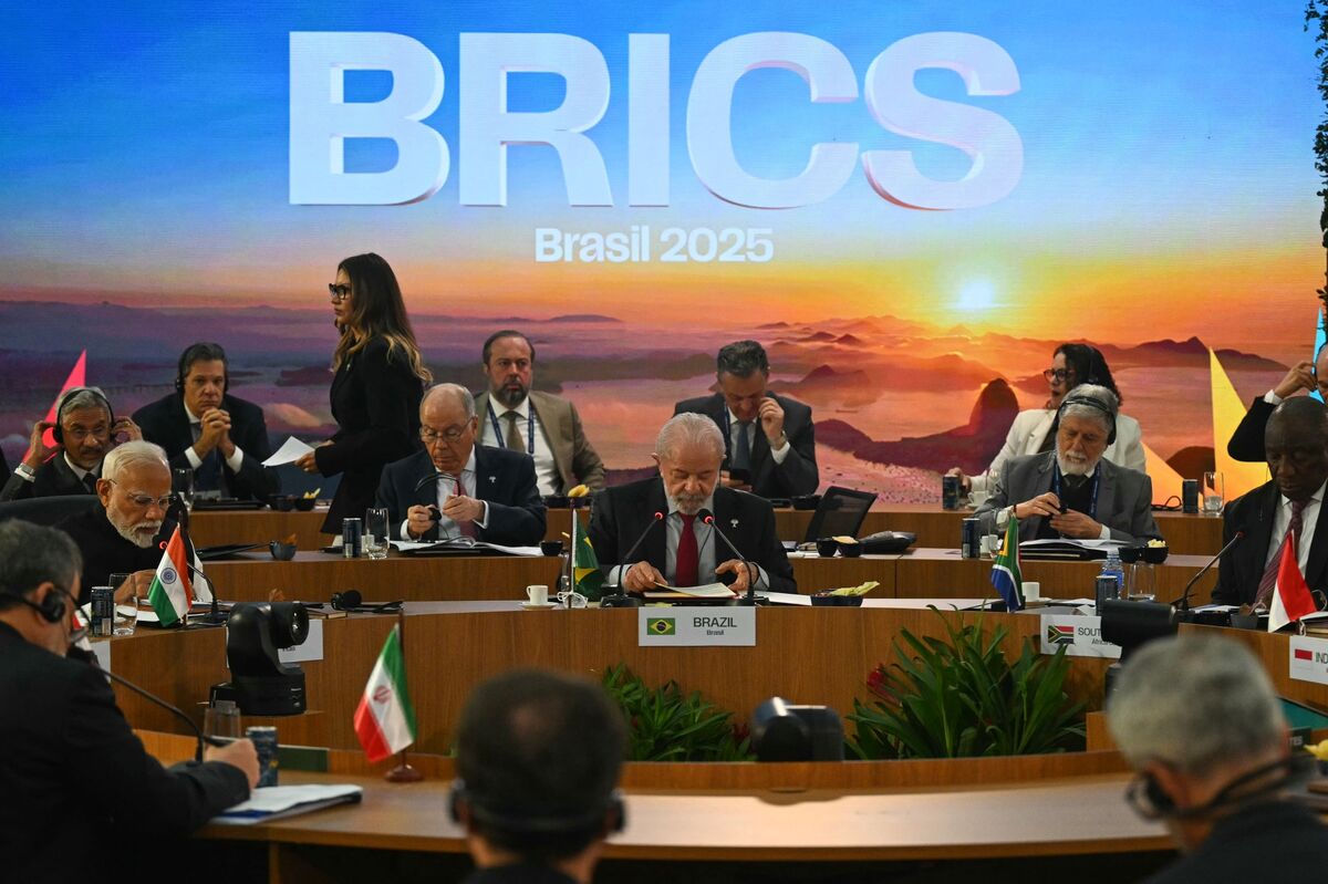 主要新興国グループ「ＢＲＩＣＳ」の当局者は７日朝、トランプ米大統領の発言に対して沈黙を貫いた。トランプ氏は６日夜、「ＢＲＩＣＳの反米政策」に同調するいかなる国に対しても、追加で10％の関税を課す考えを示した。 