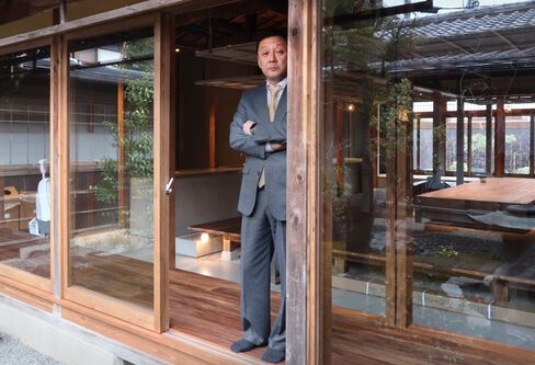 京都ラボを訪れたGCIグループ創業者の山内英貴氏