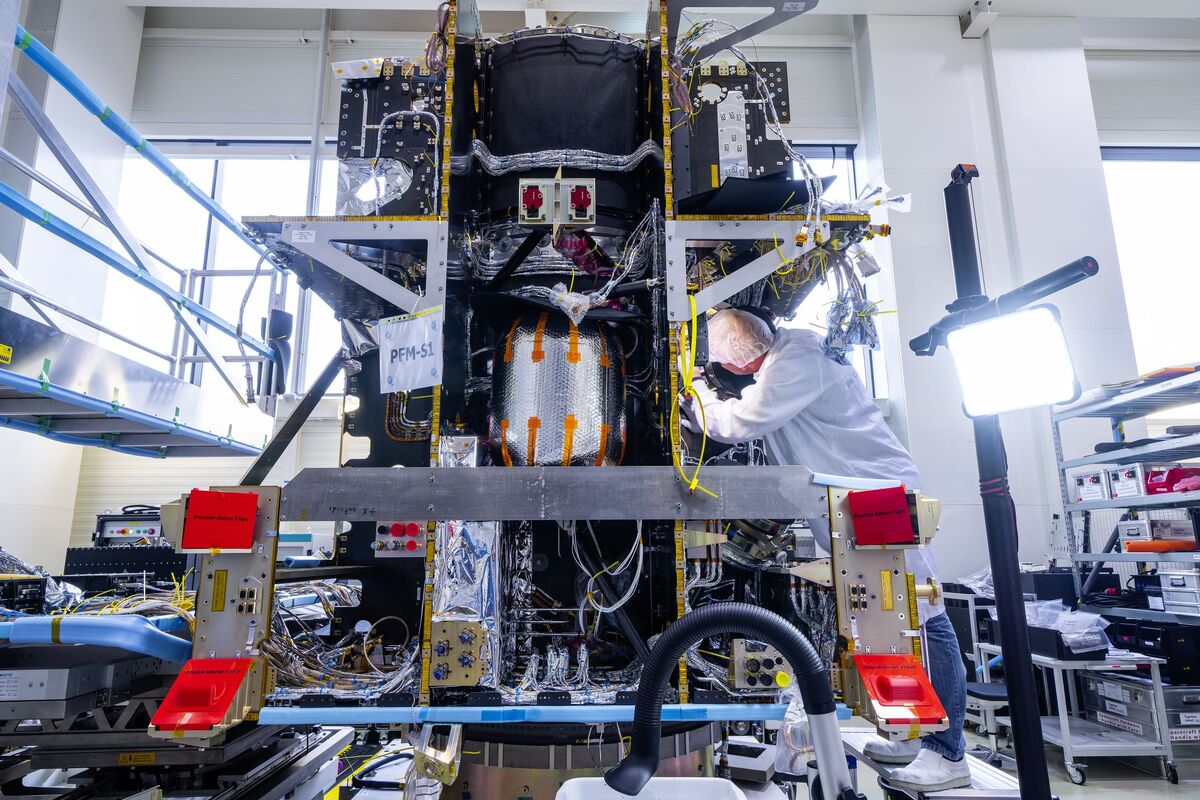 bloomberg.com - Pablo Mayo Cerqueiro - Satellite Maker OHB Adds Banks to €1 Billion 'Re-IPO'