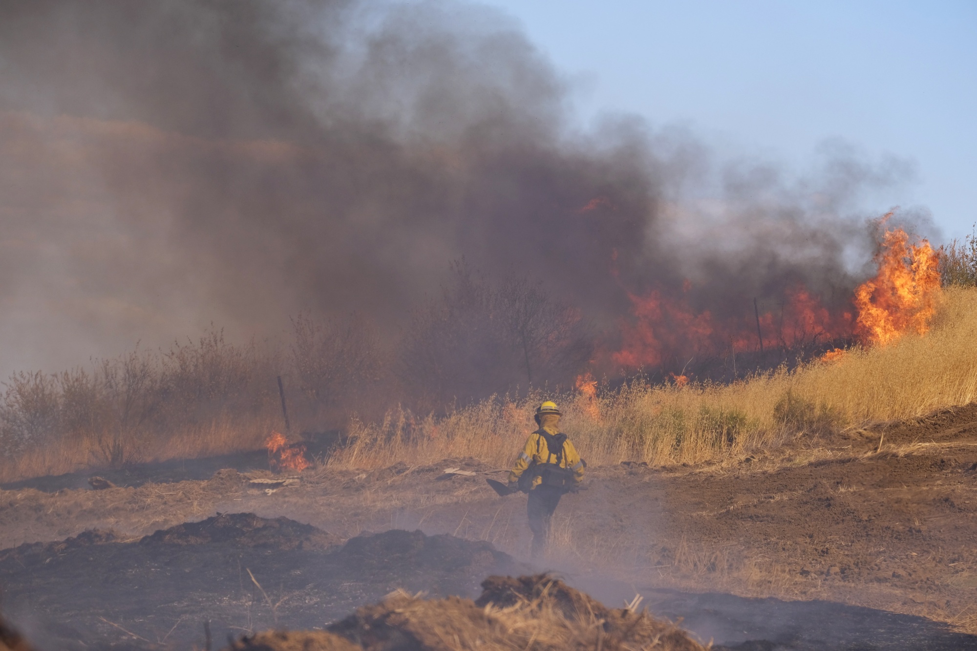 California Wildfires Prompt Evacuations Amid Heat Wave - Bloomberg