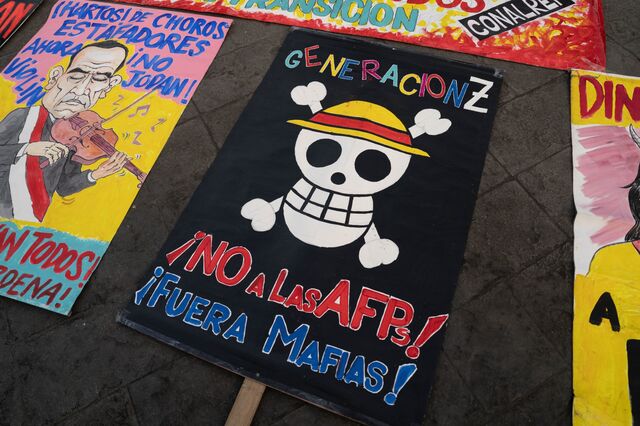 Нарисованная вручную табличка с участием Джолли Роджера Пирата перед акцией протеста в Лиме. 