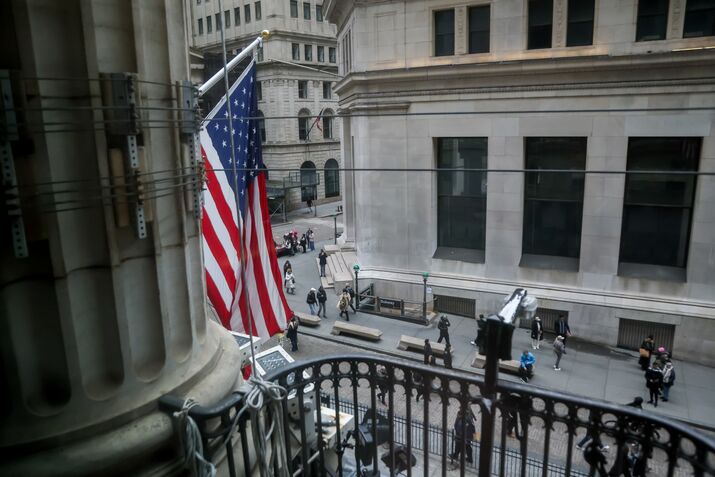Stocks Rise Amid Economic Surprise as Oil Whipsaws
