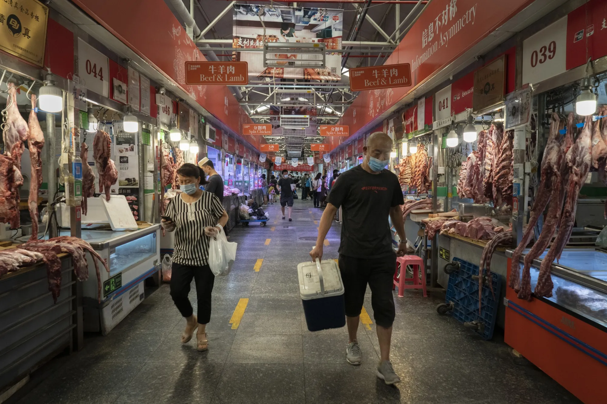 Shoppers in the Sanyuanli market in Beijing.