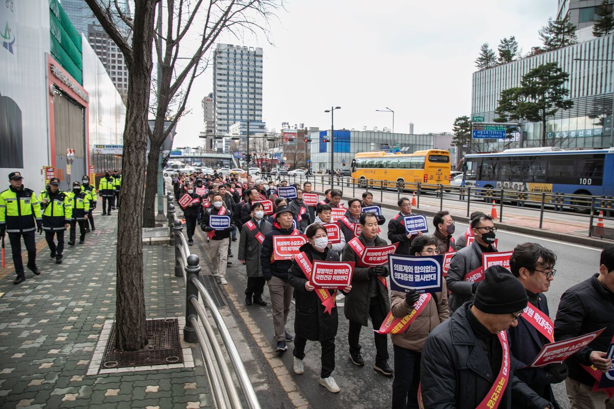 South Korean Doctors Remain Off Job in Defiance of Deadline - Bloomberg