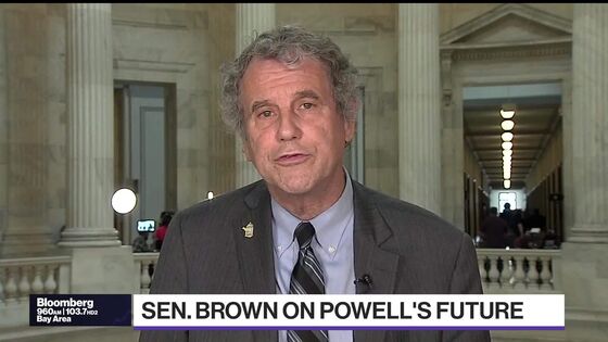 Powell Calls Senator Brown to Talk Fed Ethics, Trading Curbs