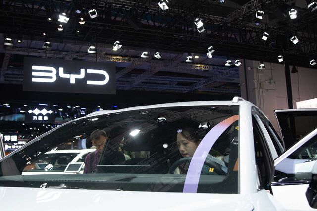 At this year’s Shanghai auto show, carmaker BYD Co. demonstrated a battery that charges almost all the way in five minutes. 