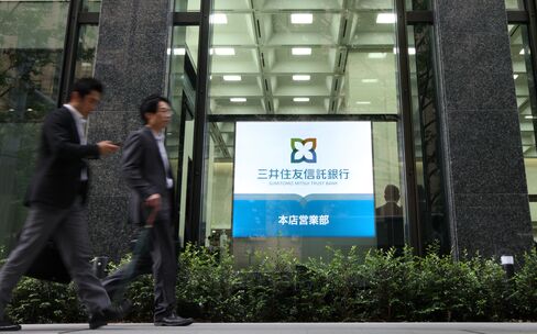 Sumitomo Mitsui Trust Falls in Tokyo After Announcing Share Sale
