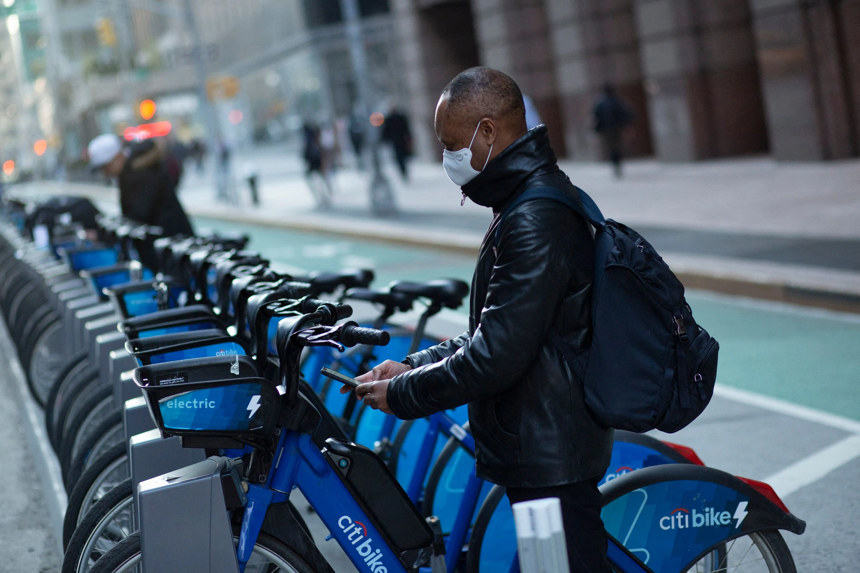 As E-Bikes Surge, New York City Tries to Keep Up - Bloomberg