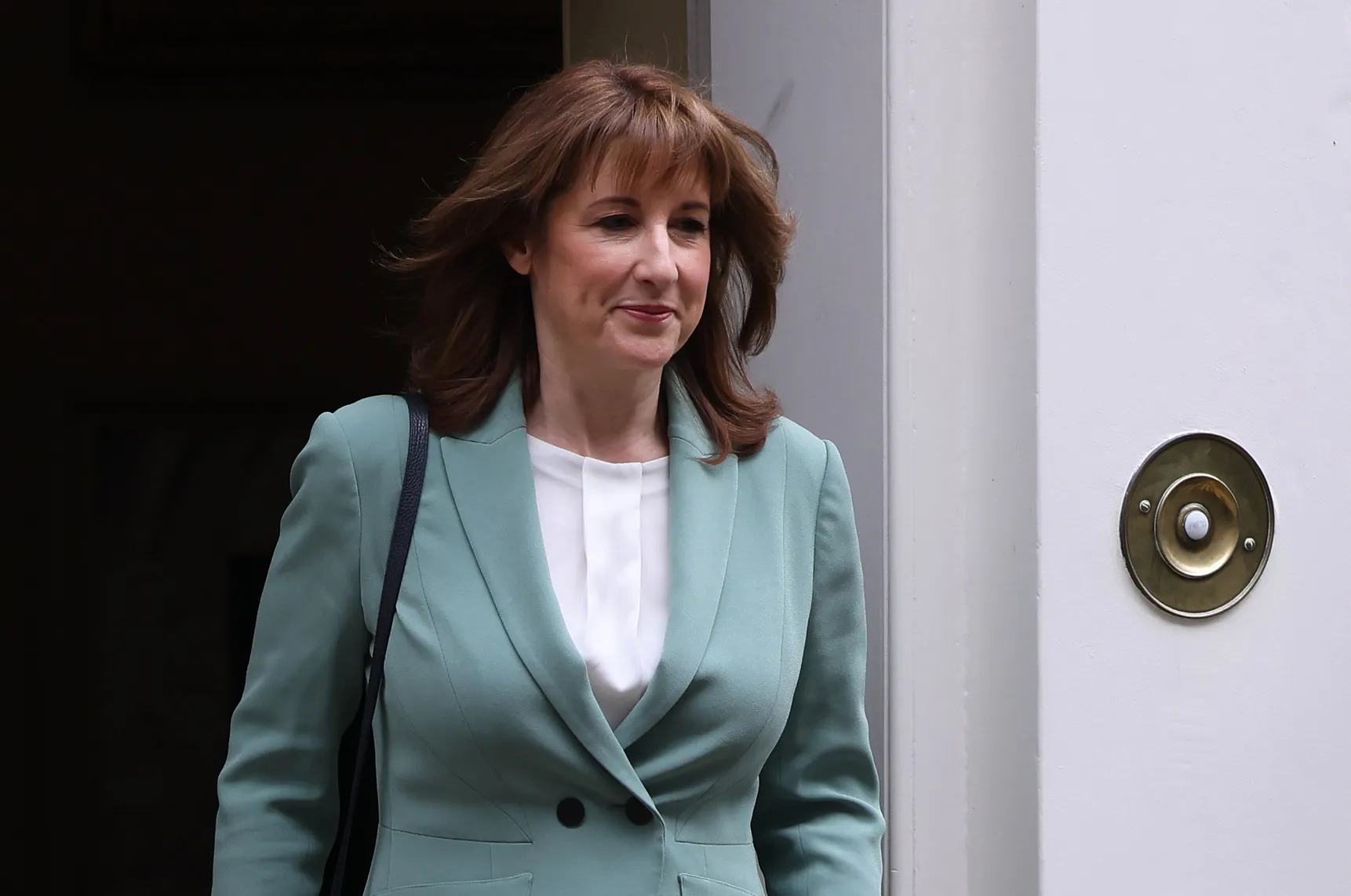 UK Energy Stocks Fall as Reeves Eyes Delinking Gas-Power Prices