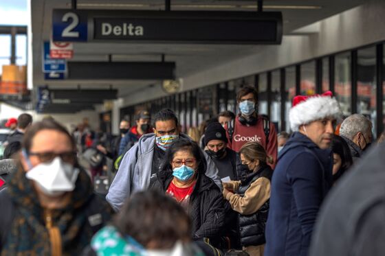 Airlines’ U.S. Holiday Flight Cuts Top 2,800 on Crew Shortages