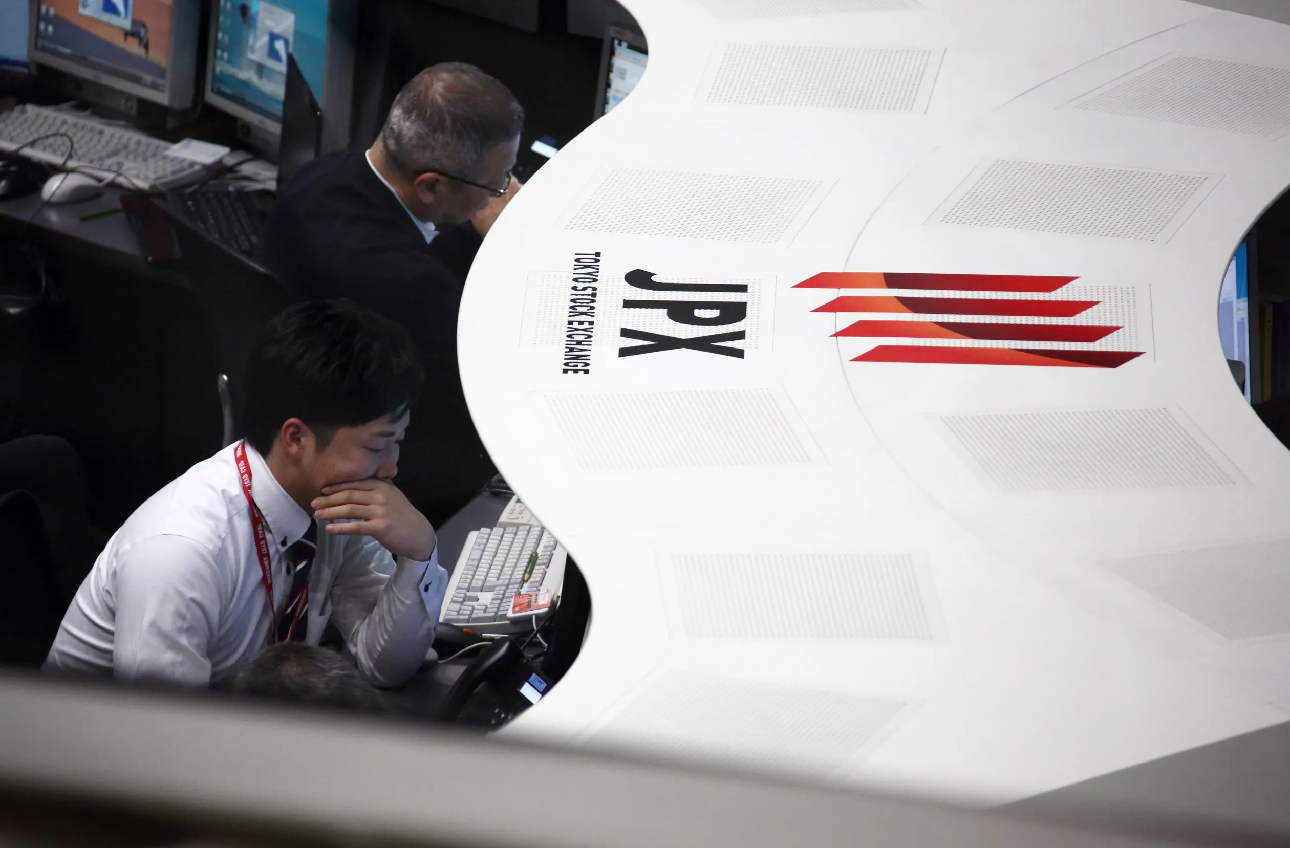 日本株ことし安値を更新、米通商リスクと円高警戒続く－景気敏感安い - Bloomberg