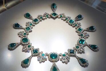 France’s Louvre Struck by Thieves in Daring Daytime Jewel Heist