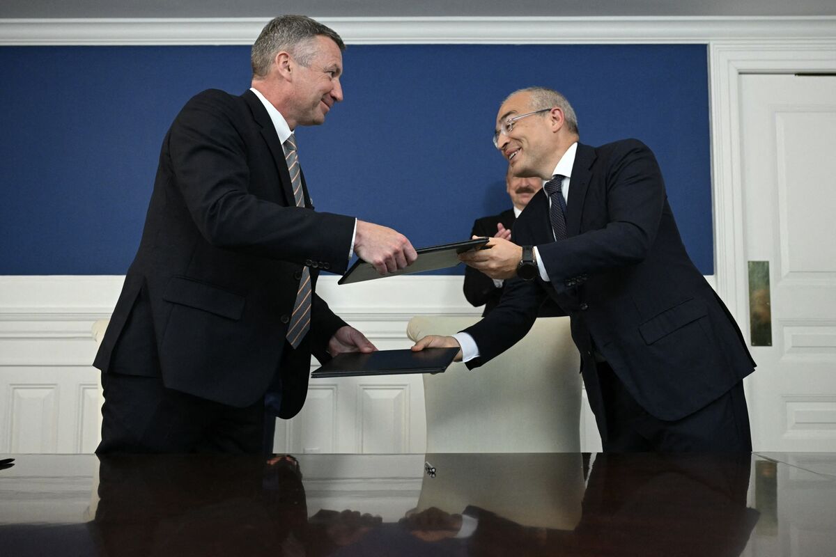 bloomberg.com - Kevin Crowley - Trump Is Remaking the Global Oil Market, and Exxon and Chevron Want In