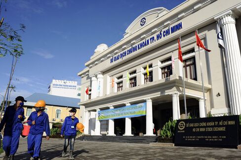 Boom-Bust Vietnam Beats Emerging Stocks as State Considers Role