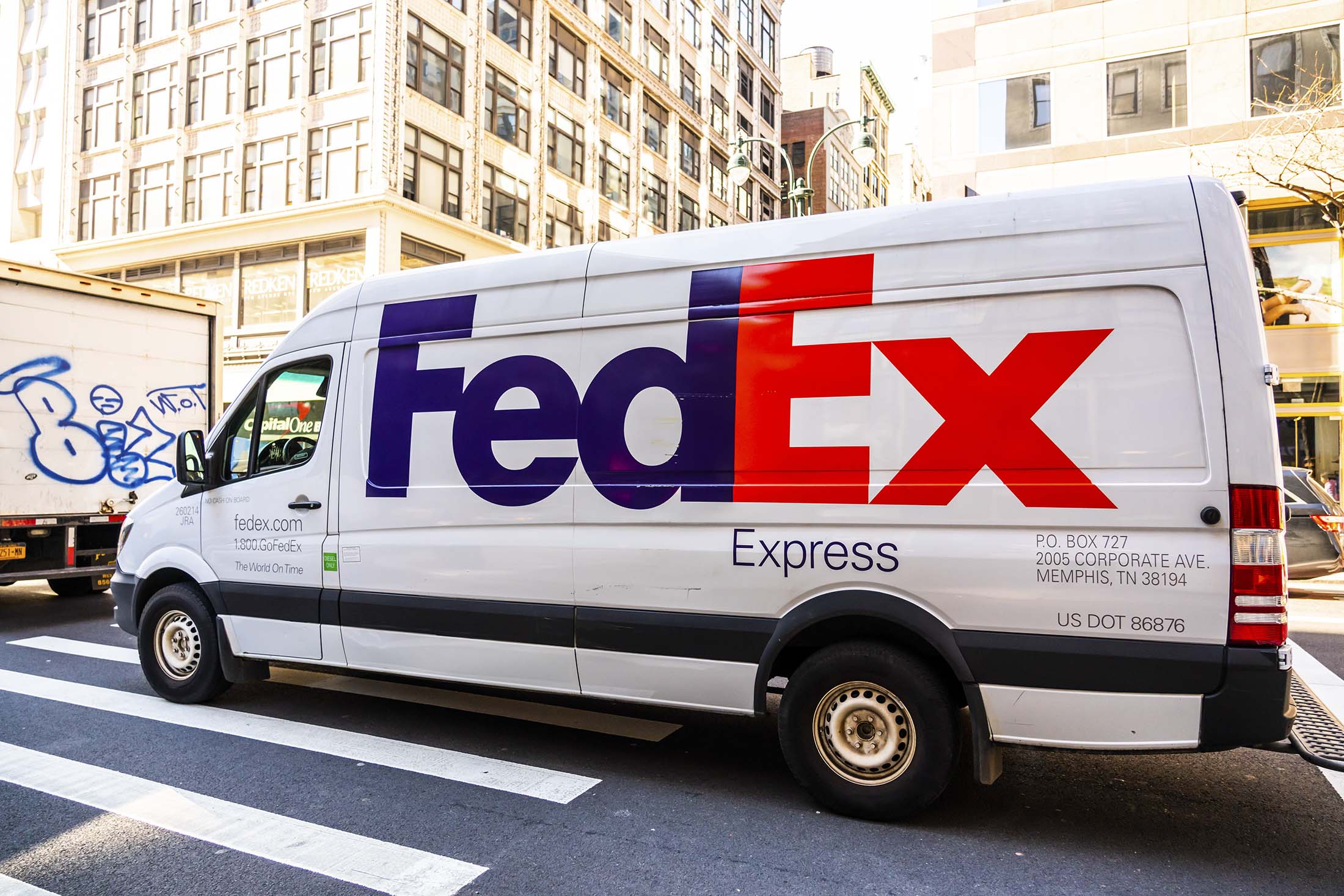 FedEx, UPS Delivery Amid E-Commerce Rush - Bloomberg