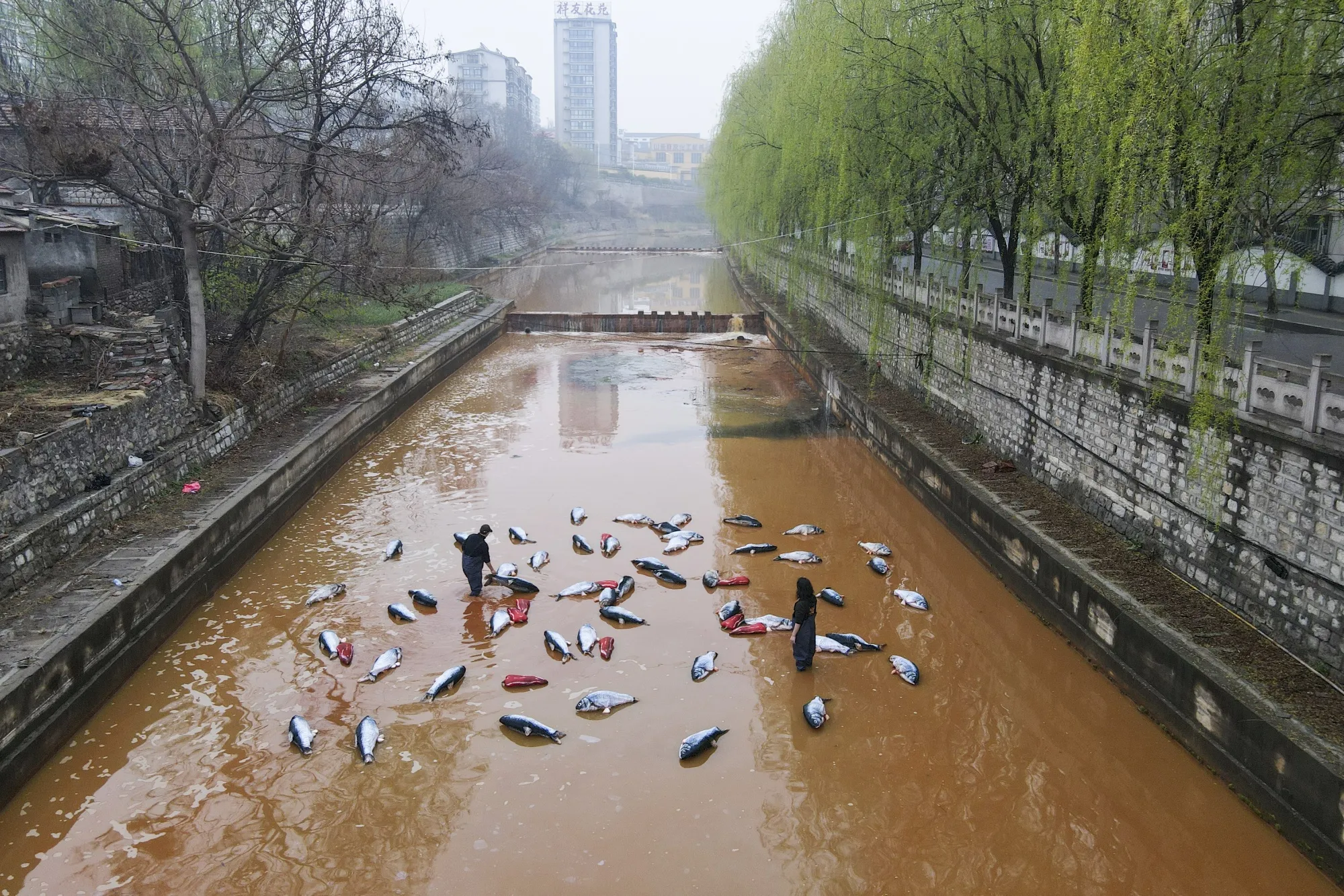 Nut Brother and a&nbsp;friend set&nbsp;up inflatable fish and peppers for his&nbsp;"Zibo Hotpot Fish" project&nbsp;in 2021.