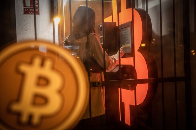 A customer uses a bitcoin automated teller machine (atm) in a kiosk barcelona, spain, on tuesday, feb. 23, 2021.  bitcoin climbed, aided by supportive comments from ark investment management’s cathie wood and news that square inc. Boosted its stake in the cryptocurrency.