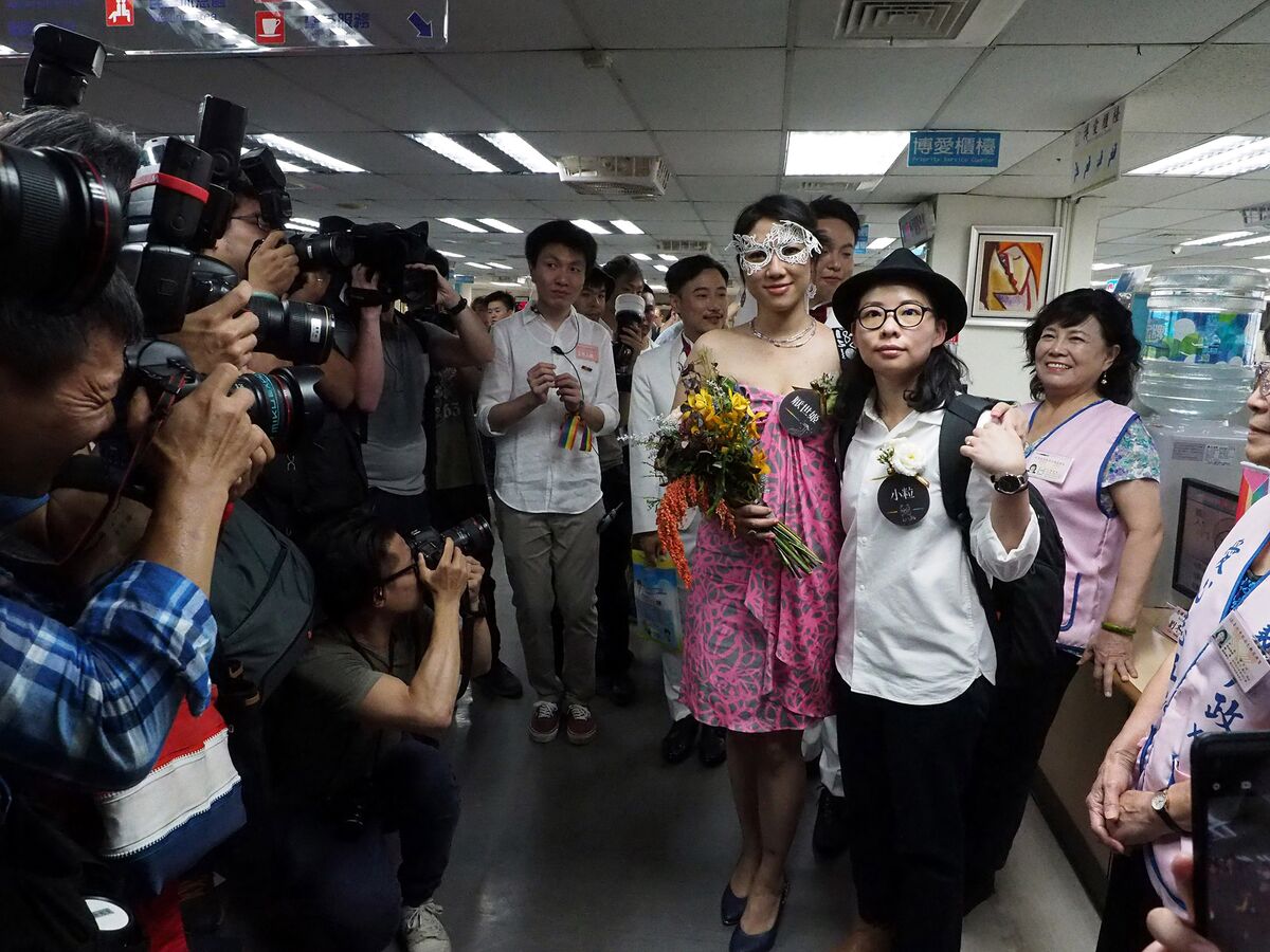 Taiwan Celebrates the First Gay Marriages in Asia picture