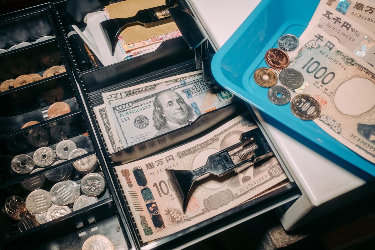 Yen Edges Higher Against Dollar as Traders Weigh BOJ’s Next Move