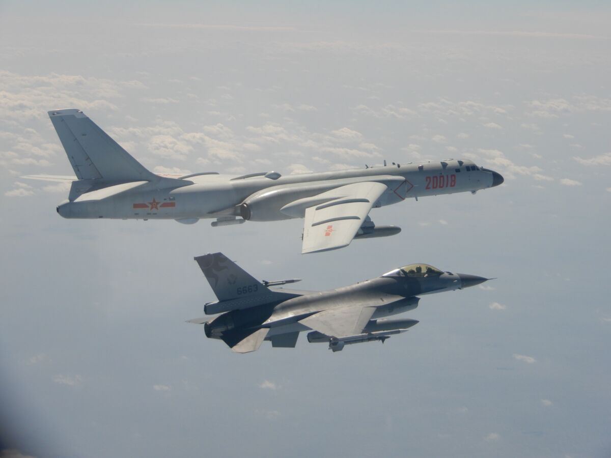 スチュワーデスとパイロットの台湾がいっぱい 台湾、戦闘機パイロット育成が喫緊の課題－中国軍機の侵入増で - Bloomberg
