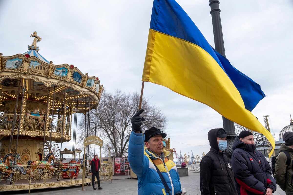 Bonds Investors Backing Ukraine in War Get Rewarded