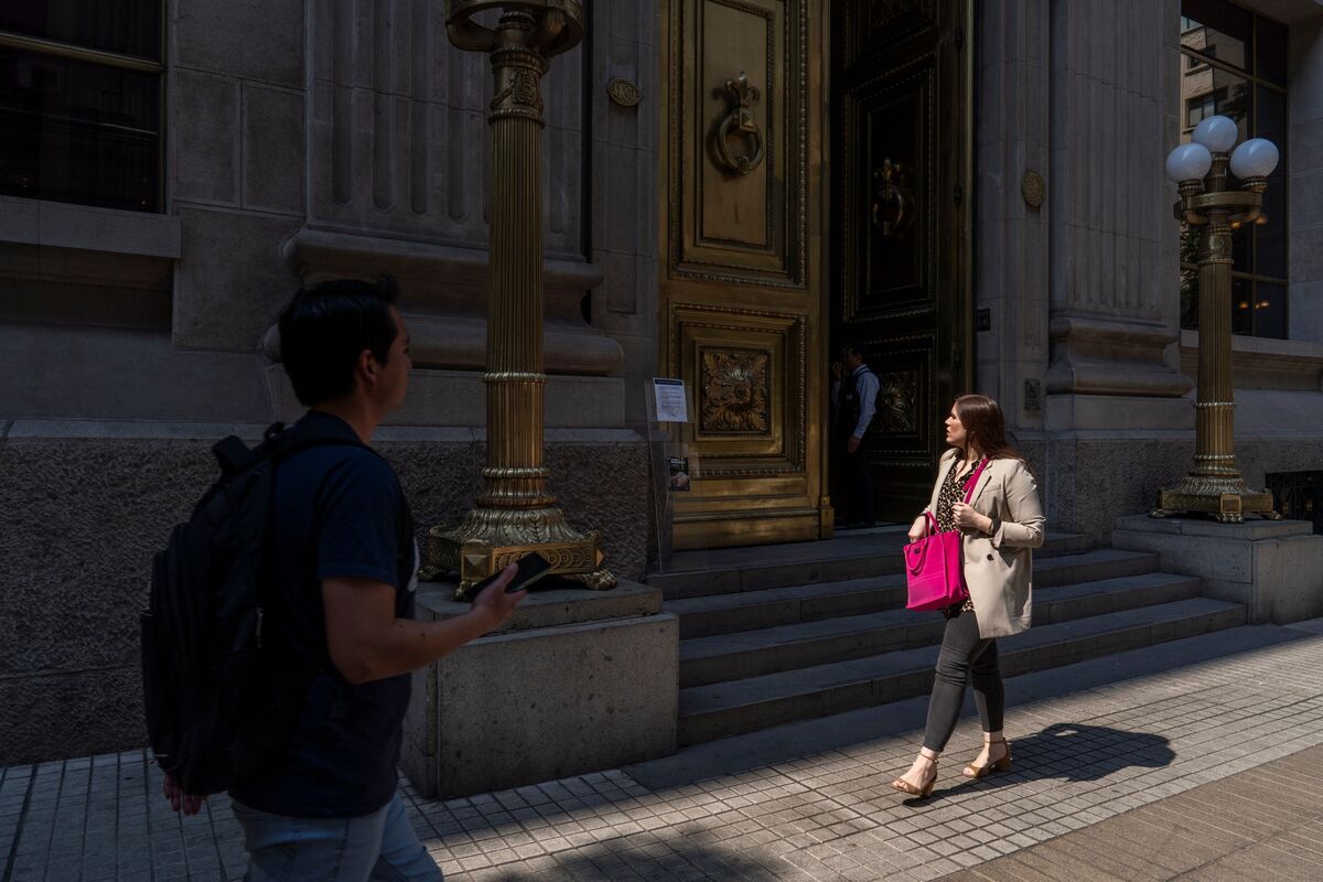 Chile Investors Look Abroad as Fed, Geopolitics Drive Rates