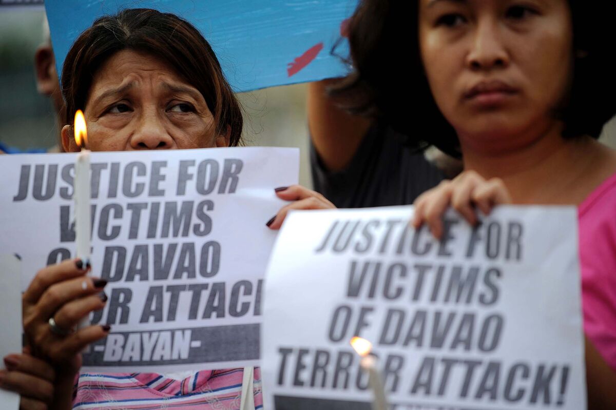 Philippine Police Hunt Four People After Davao City Bombing - Bloomberg