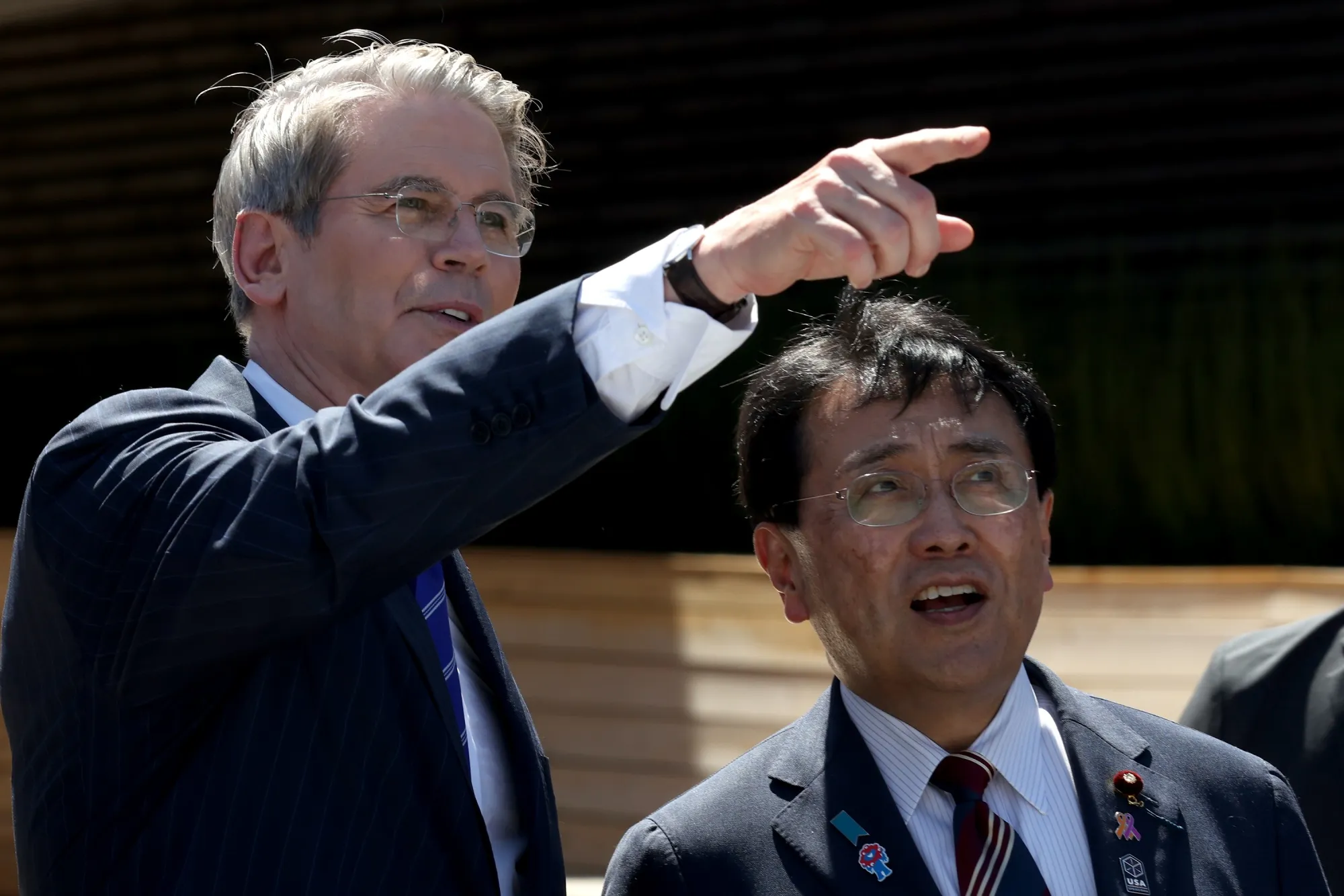 大阪・関西万博の大統領代表団として来日したベッセント米財務長官（左）と赤沢亮正経済再生担当相（７月19日）