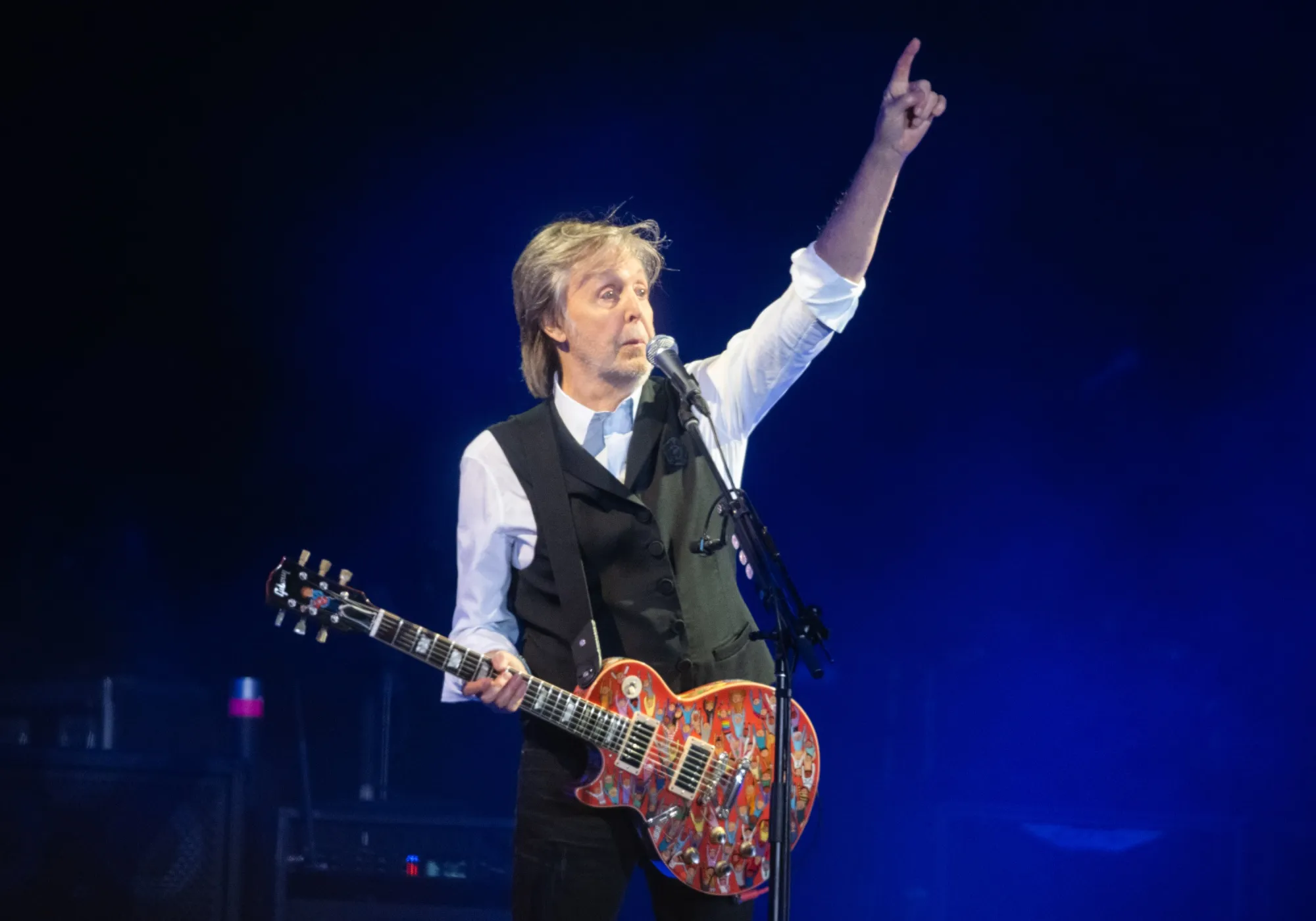 Sir Paul Mccartney Electrifies Glastonbury With Guests Springsteen and Grohl - Bloomberg